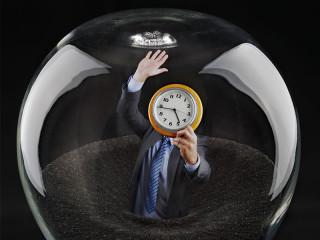 sanduhr-anzugtareger-uhrkopf-45299083-fo-brian-jackson