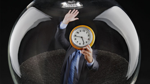 sanduhr-anzugtareger-uhrkopf-45299083-fo-brian-jackson