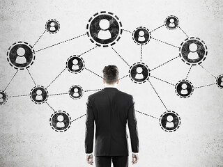 anzugtraeger-maennchen-114878887-fo-denisismagilov