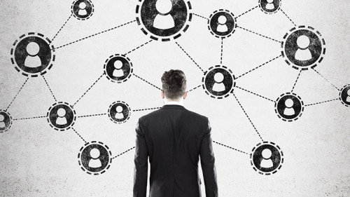 anzugtraeger-maennchen-114878887-fo-denisismagilov