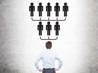 anzugtraeger-strichmaennchen-hierarchie-110616308-fo-denisismagilov