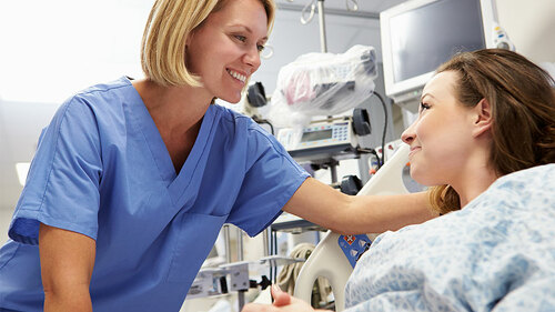 schwester-frau-krankenbett-59162630-fo-monkey-business