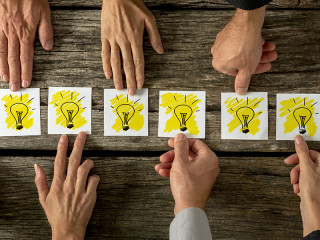 haende-gezeichnete-gluehbirnen-89930750-fo-gajus