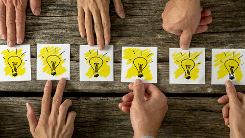 haende-gezeichnete-gluehbirnen-89930750-fo-gajus