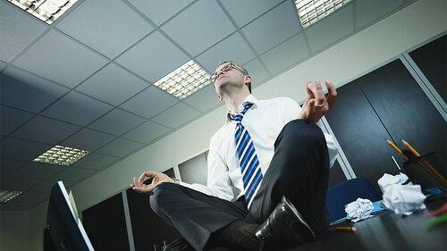 anzugtraeger-meditiert-26903720-fo-diego-cervo