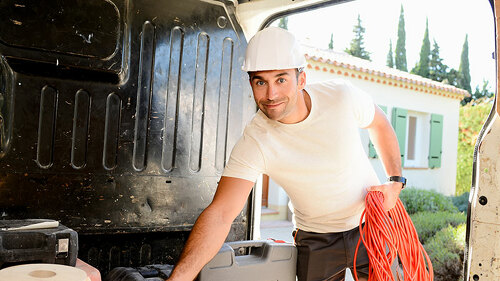 handwerker-transporter-126075386-fo-acp-prod