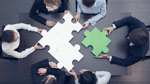 anzugtraeger-tisch-puzzle-96968736-fo-alotofpeople