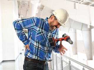 handwerker-verletzung-bohrmaschine-120964029-fo-gino-santa-maria