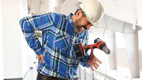 handwerker-verletzung-bohrmaschine-120964029-fo-gino-santa-maria