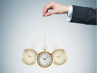 hand-haelt-uhren-pendel-96399878-fo-denisismagilov