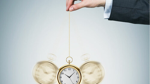 hand-haelt-uhren-pendel-96399878-fo-denisismagilov