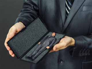 anzugtraeger-in-etuit-47864676-fo-nomad-soul