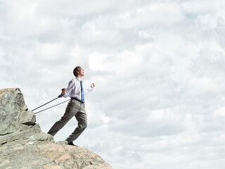 anzugtraeger-berg-angekettet-89031067-fo-sergey-nivens