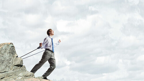 anzugtraeger-berg-angekettet-89031067-fo-sergey-nivens