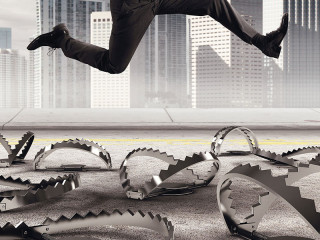 anzugtraeger-srpingt-ueber-baerenfallen-98282457-fo-alphaspirit