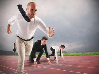 anzugtraeger-auf-laufbahn-122797571-fo-alphaspirit