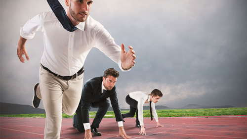 anzugtraeger-auf-laufbahn-122797571-fo-alphaspirit