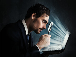 Anzugtraeger-Lupe-Laptop-124308998-FO-alphaspirit