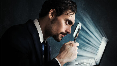 Anzugtraeger-Lupe-Laptop-124308998-FO-alphaspirit