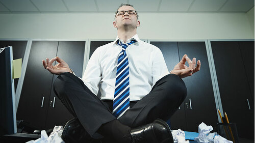 Anzugtraeger-meditiert-26716621-FO-diego-cervo