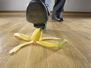 Mann-tritt-auf-Banane-116970543-FO-uwimages