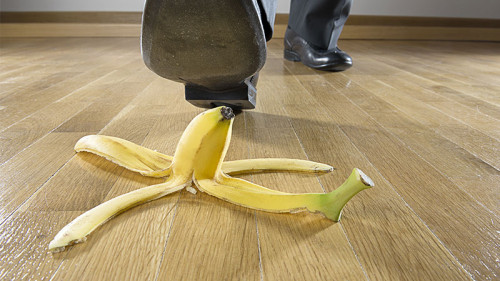 Mann-tritt-auf-Banane-116970543-FO-uwimages