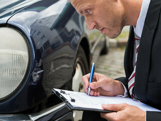 Unfallwagen-Gutachter-85364287-FO-Andrey-Popov