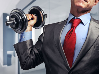 Anzugtraeger-mit-Hantel-82640979-FO-strixcode