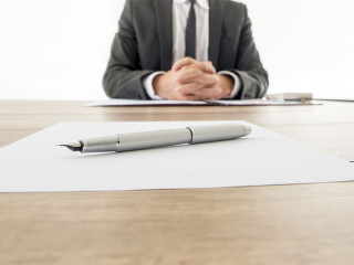 Anzugtraeger-Vertrag-Fueller-88978321-FO-Gajus