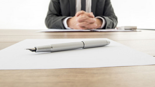 Anzugtraeger-Vertrag-Fueller-88978321-FO-Gajus