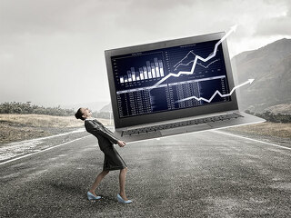 Frau-traegt-riesigen-Laptop-119649107-FO-Sergey-Nivens