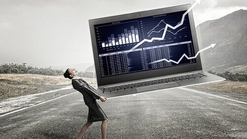 Frau-traegt-riesigen-Laptop-119649107-FO-Sergey-Nivens