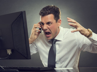 Anzugtraeger-schreit-in-Telefon-vor-Bildschirm-66116445-FO-Photosebia