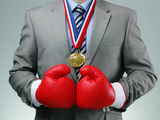 Anzugtraeger-Boxhandschuhe-Medaillen-66707894-FO-Brian-Jackson