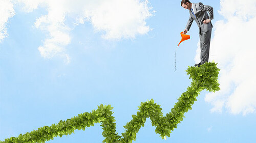 Anzugtraeger-gießt-Graph-103989044-FO-Sergey-Nivens