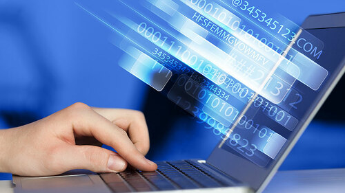 Hand-auf-Laptop-84286712-FO-ra2-studio