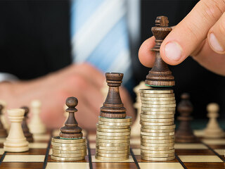 Anzugtraeger-Schach-Muenzstapel-76183104-FO-Andrey-Popov