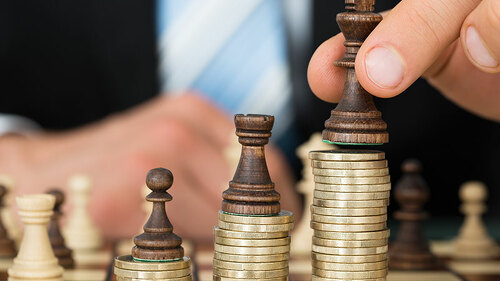 Anzugtraeger-Schach-Muenzstapel-76183104-FO-Andrey-Popov