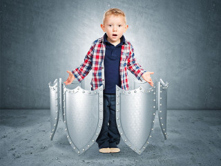 Schilde-umgeben-Jungen-101606297-FO-tiero