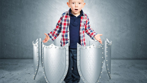 Schilde-umgeben-Jungen-101606297-FO-tiero