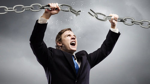 Anyugtraeger-sprengt-Ketten-68122478-FO-Sergey-Nivens