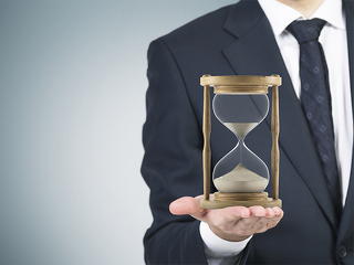 Anzugtraeger-Sanduhr-105134349-FO-denisismagilov