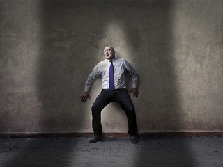 Anzugtraeger-Angst-vor-Schatten-80543245-FO-olly