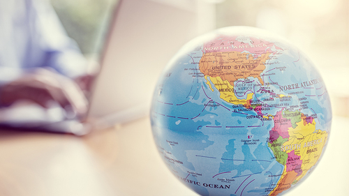 Mann-Laptop-Globus-103186140-FO-Brian-Jackson