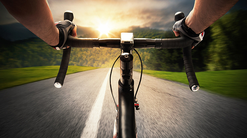 Haende-Fahrradlenker-Tunnelblick-96723549-FO-alphaspirit