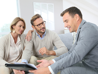 Anzugtraeger-beraet-Paar-93567523-FO-goodluz