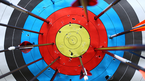 Pfeile-auf-Zielscheibe-42528360-FO-beachboyx10