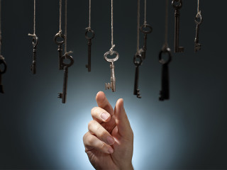 Hand-greift-nach-Schluessel-45977334-FO-Stocksnapper