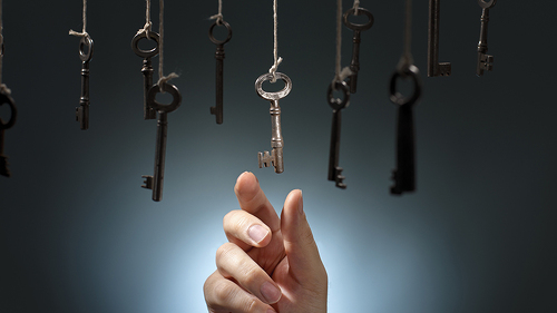 Hand-greift-nach-Schluessel-45977334-FO-Stocksnapper