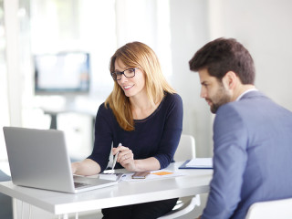 Frau-mann-Kundengespraech-Laptop-FO-sepy